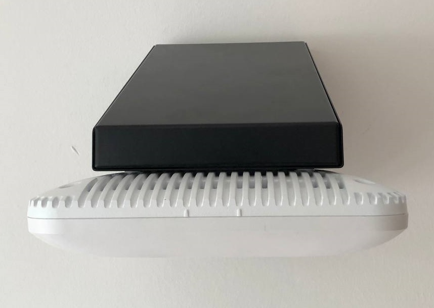 Horizontal wall mount for Juniper  Mist access points 